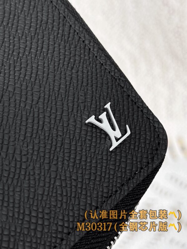 God Factory LV Wallet M30317 Cross Pattern Size 10 x 20 x 2 cm