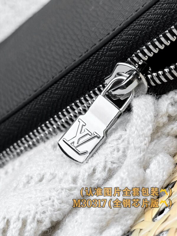 God Factory LV Wallet M30317 Cross Pattern Size 10 x 20 x 2 cm