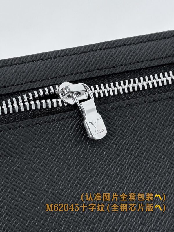God Factory LV Wallet M62045 Cross Pattern Size 11.5 x 9.5 x 2 cm