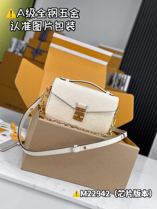 POCHETTE MÉTIS EAST WEST M22942 Size 21.5x13x6.5 cm