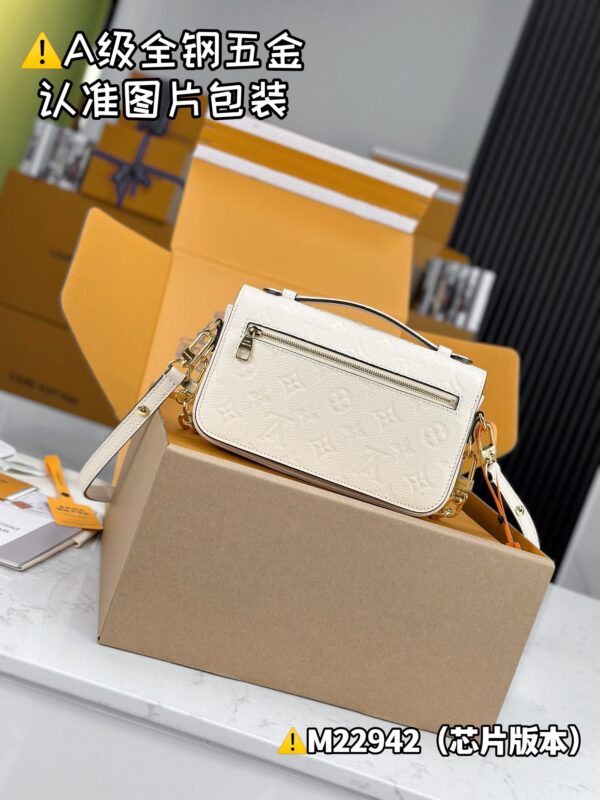 POCHETTE MÉTIS EAST WEST M22942 Size 21.5x13x6.5 cm