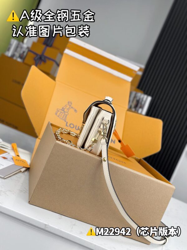 POCHETTE MÉTIS EAST WEST M22942 Size 21.5x13x6.5 cm