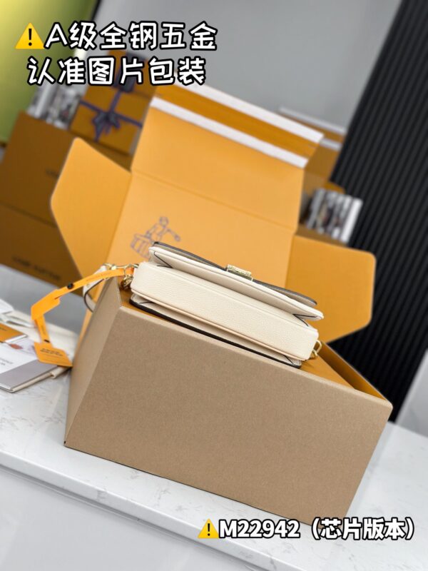 POCHETTE MÉTIS EAST WEST M22942 Size 21.5x13x6.5 cm