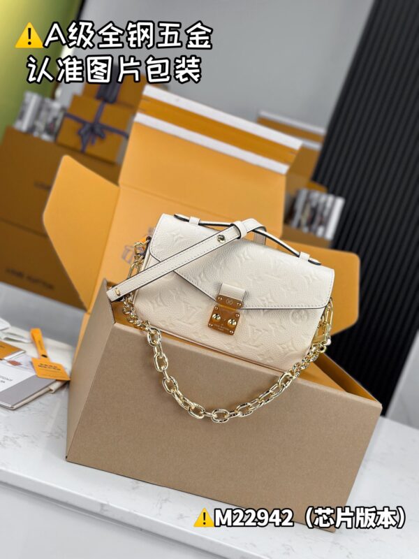 POCHETTE MÉTIS EAST WEST M22942 Size 21.5x13x6.5 cm