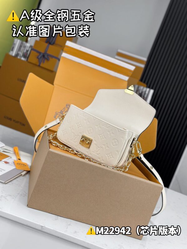 POCHETTE MÉTIS EAST WEST M22942 Size 21.5x13x6.5 cm