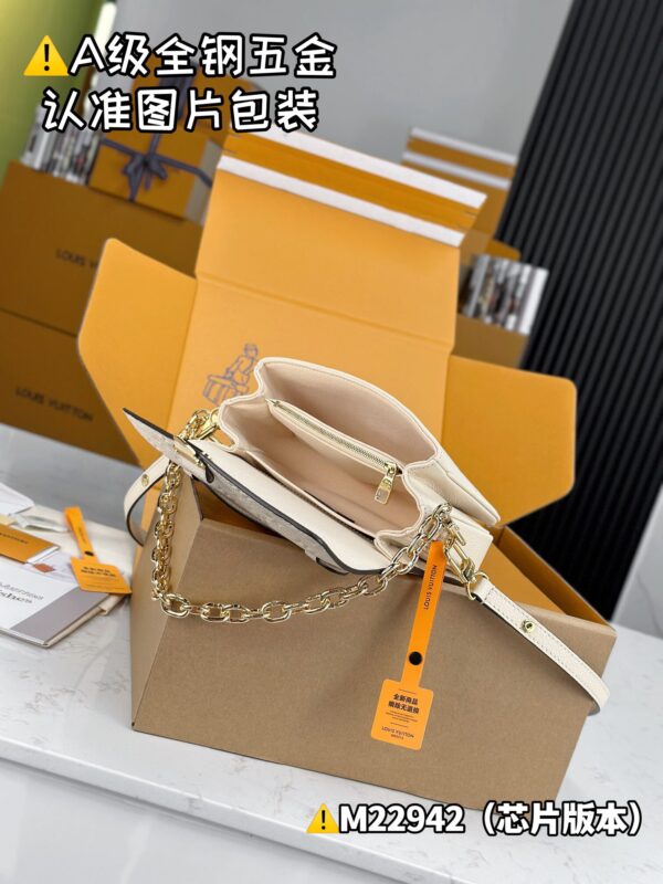 POCHETTE MÉTIS EAST WEST M22942 Size 21.5x13x6.5 cm