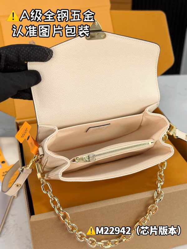 POCHETTE MÉTIS EAST WEST M22942 Size 21.5x13x6.5 cm