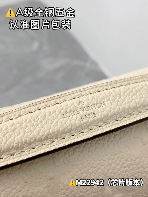 POCHETTE MÉTIS EAST WEST M22942 Size 21.5x13x6.5 cm