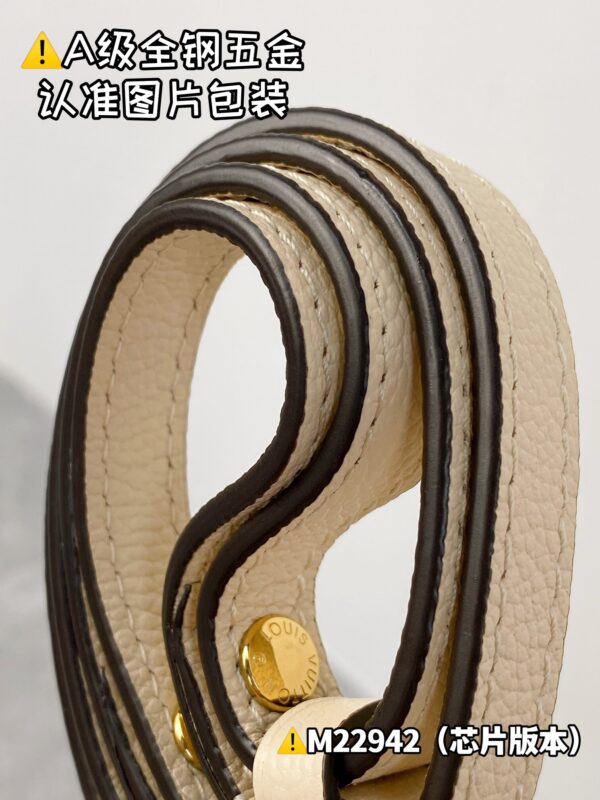 POCHETTE MÉTIS EAST WEST M22942 Size 21.5x13x6.5 cm