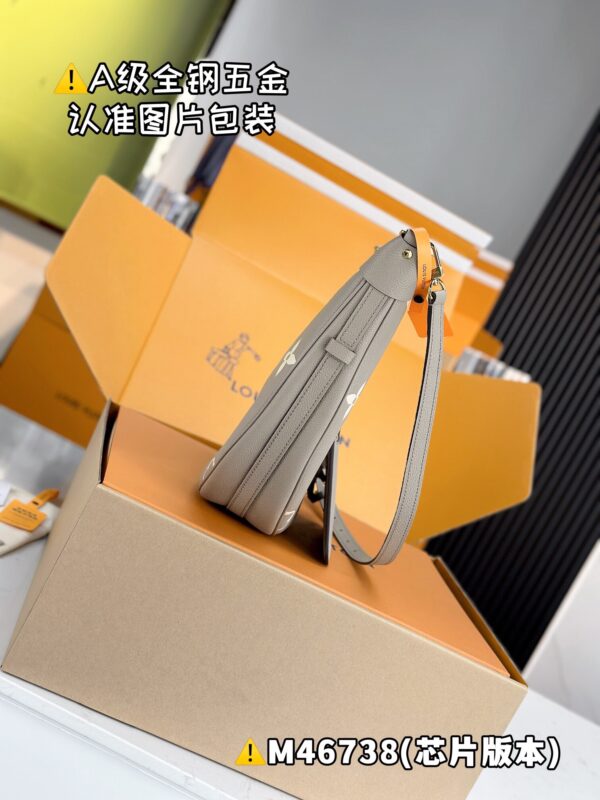 LOOP HOBO M46738 Size 38x26x10 cm