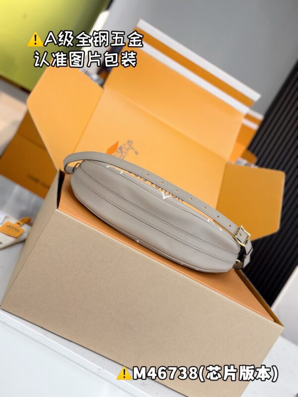 LOOP HOBO M46738 Size 38x26x10 cm