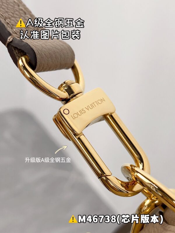 LOOP HOBO M46738 Size 38x26x10 cm