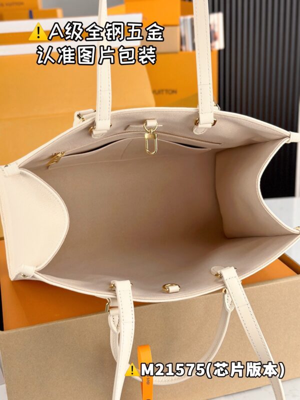 img_8840 ONTHEGO Medium M21575 Size 35x27x14 cm