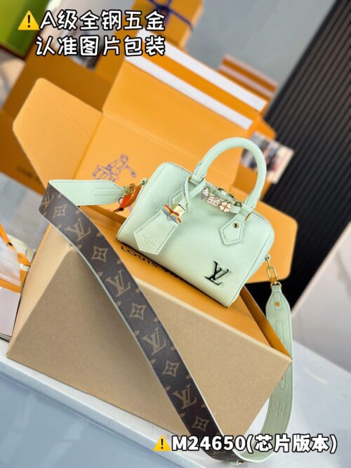 SPEEDY 18 LV&I M24605 Size 18.5 x 12.5 x 10.5 cm