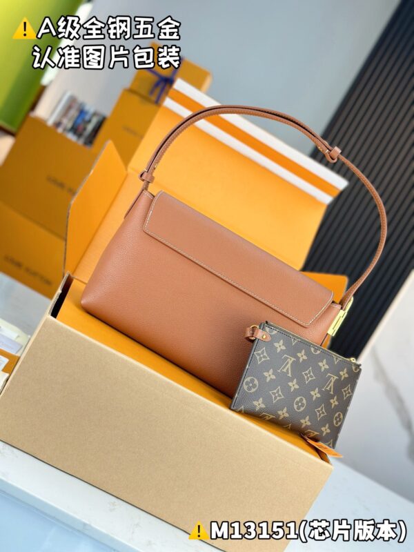 img_9448 Low Key Messenger M13151 Size 30x18x12 cm