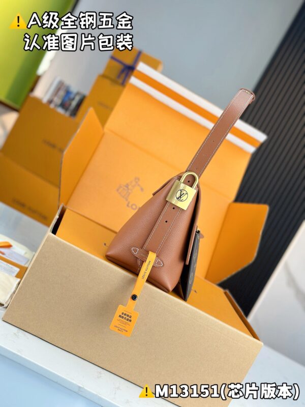 img_9449 Low Key Messenger M13151 Size 30x18x12 cm