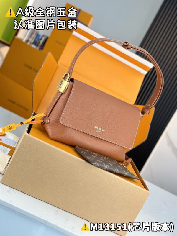 img_9451 Low Key Messenger M13151 Size 30x18x12 cm