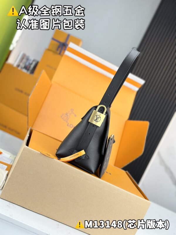 img_9467 Low Key Messenger M13148 Size 30x18x12 cm
