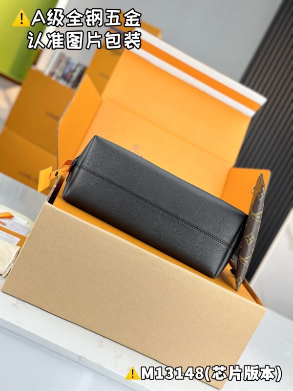 img_9468 Low Key Messenger M13148 Size 30x18x12 cm