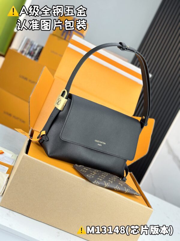 img_9469 Low Key Messenger M13148 Size 30x18x12 cm