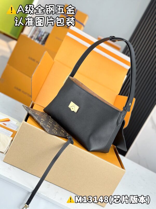 img_9470 Low Key Messenger M13148 Size 30x18x12 cm
