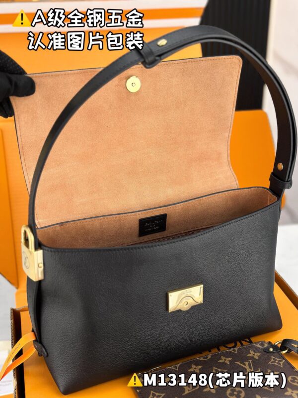 img_9471 Low Key Messenger M13148 Size 30x18x12 cm