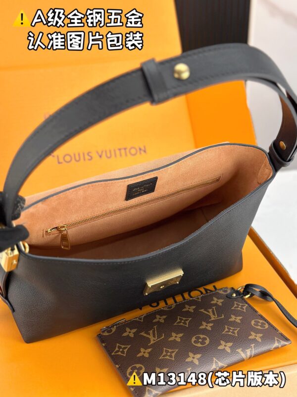 img_9472 Low Key Messenger M13148 Size 30x18x12 cm