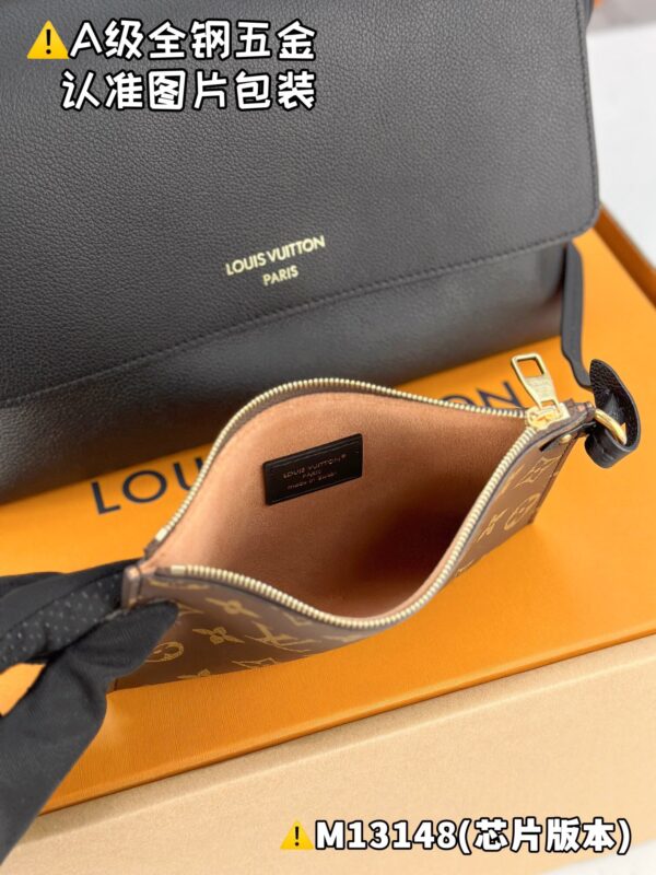 img_9473 Low Key Messenger M13148 Size 30x18x12 cm