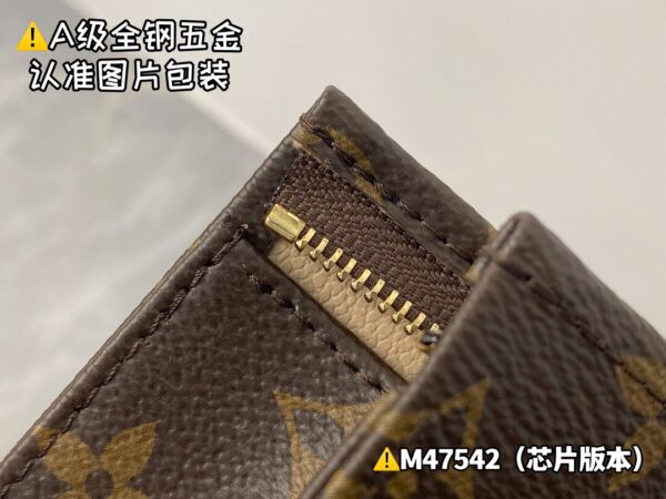 img_9496 M47542 Size 25x20x5.5 cm
