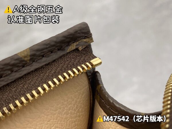 img_9497 M47542 Size 25x20x5.5 cm