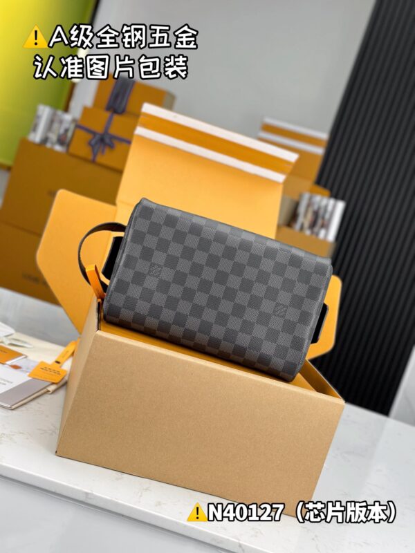 img_9529 DOPP M40127 Size 28x15x16.5 cm