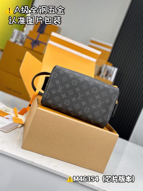 img_9547 DOPP M46354 Size 28x15x16.5 cm