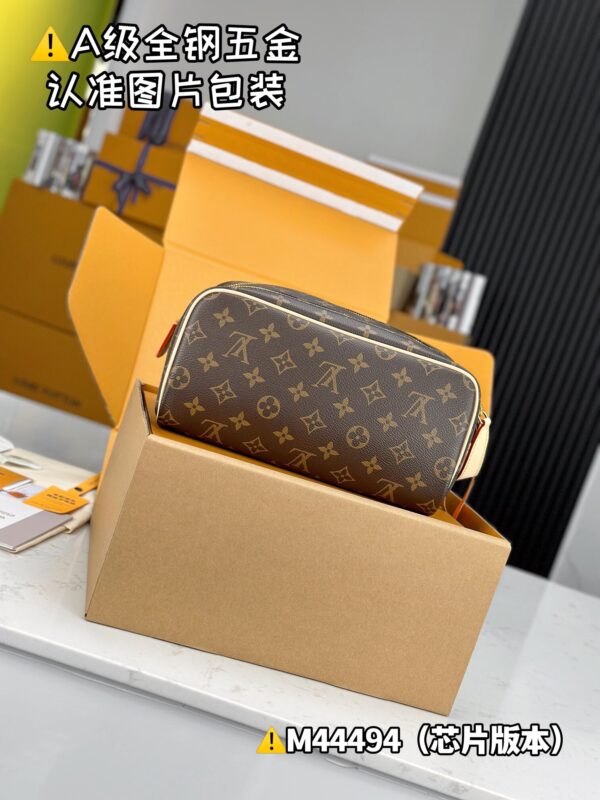 img_9563 DOPP M44494 Size 28x15x16.5 cm