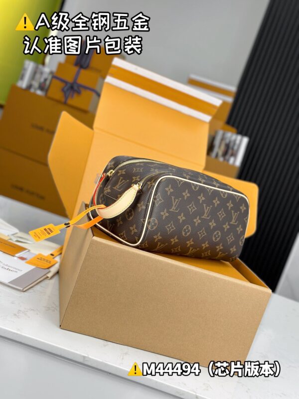 img_9564 DOPP M44494 Size 28x15x16.5 cm