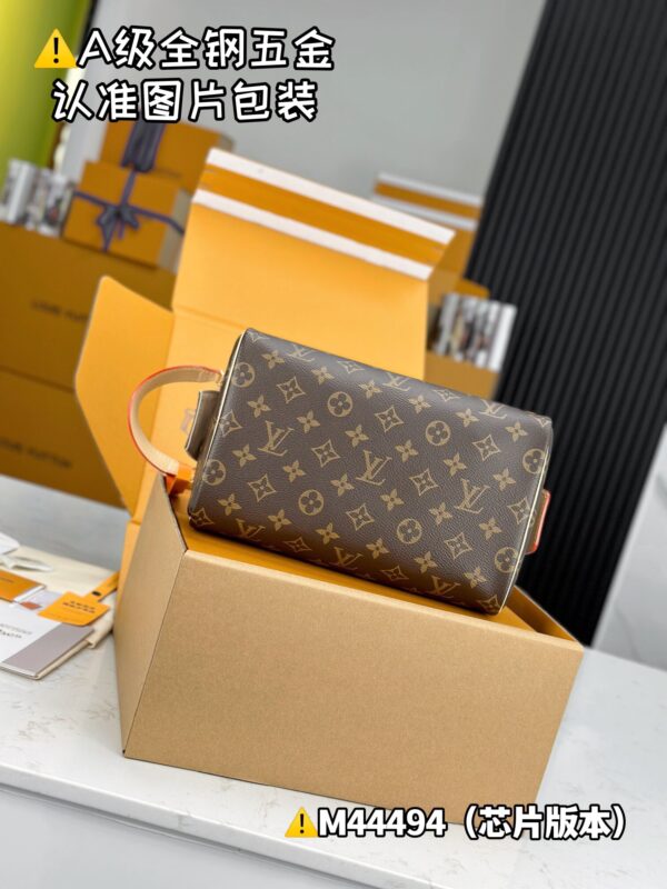 img_9565 DOPP M44494 Size 28x15x16.5 cm