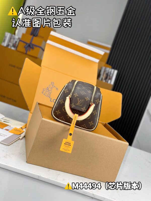 img_9567 DOPP M44494 Size 28x15x16.5 cm