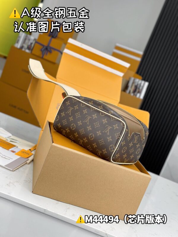 img_9569 DOPP M44494 Size 28x15x16.5 cm
