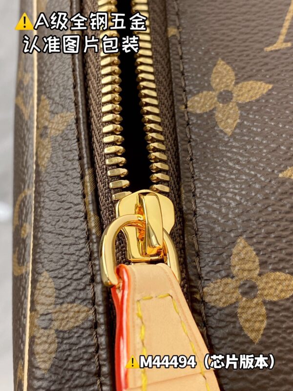 img_9575 DOPP M44494 Size 28x15x16.5 cm