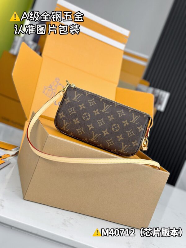 img_9999 M40712 Size 23.5x13.5x4 cm