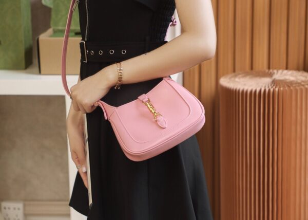 God Factory Gucci 𝐉𝐚𝐜𝐤𝐢𝐞 𝐌𝐢𝐧𝐢 𝟭𝟵𝟲1 637091 Pink Size 19*13*3cm