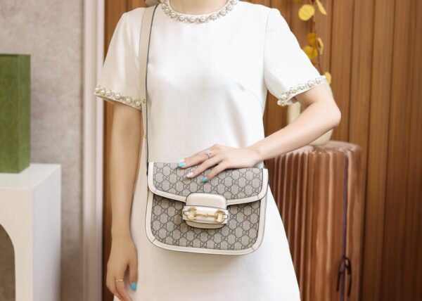God Factory Gucci 𝐇𝐨𝐫𝐬𝐞𝐛𝐢𝐭 𝟭𝟵𝟱𝟱 White 602204 Size 25*18*8cm