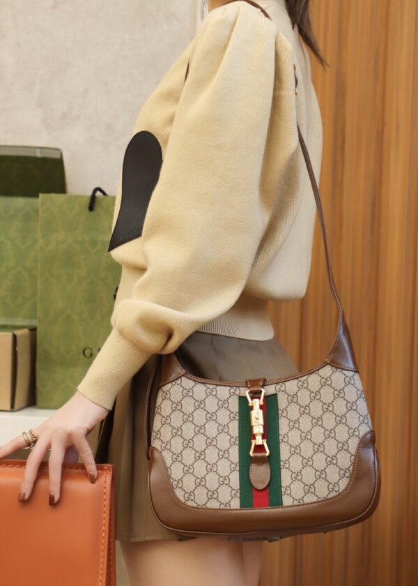 God Factory Gucci 𝐉𝐚𝐜𝐤𝐢𝐞 𝟭𝟵𝟲𝟭 636706 Size 28*19*4.5𝐜𝐦