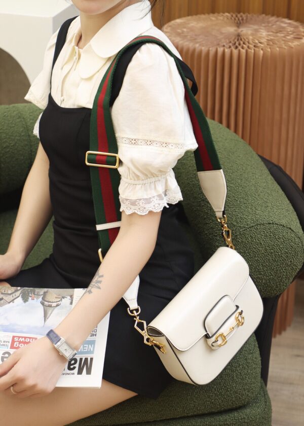 God Factory Gucci 𝐇𝐨𝐫𝐬𝐞𝐛𝐢𝐭 𝟭𝟵𝟱𝟱 𝐌𝐢𝐧𝐢 White 658574 Size 20.6*14.4*5.1cm