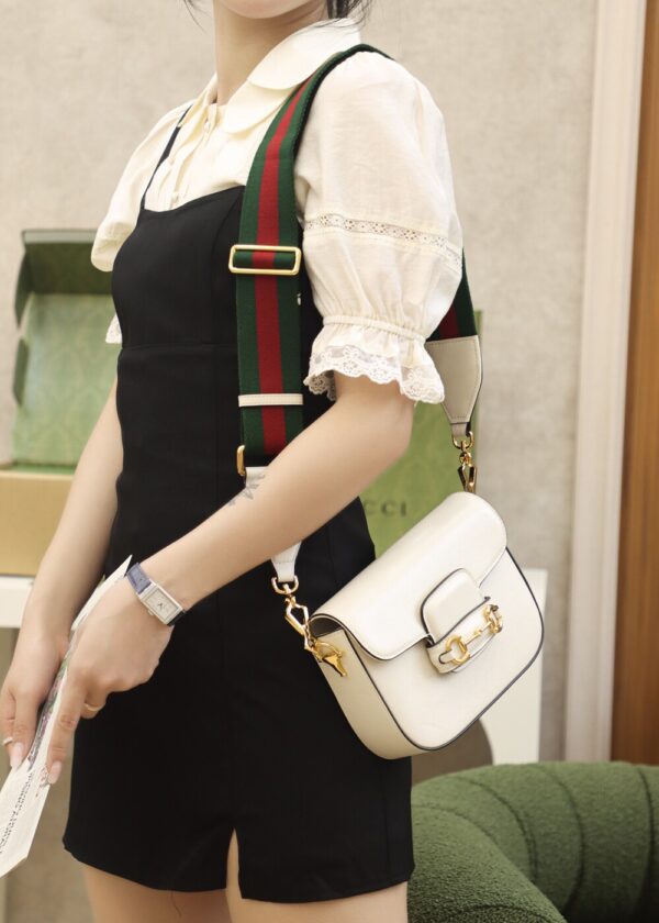 God Factory Gucci 𝐇𝐨𝐫𝐬𝐞𝐛𝐢𝐭 𝟭𝟵𝟱𝟱 𝐌𝐢𝐧𝐢 White 658574 Size 20.6*14.4*5.1cm