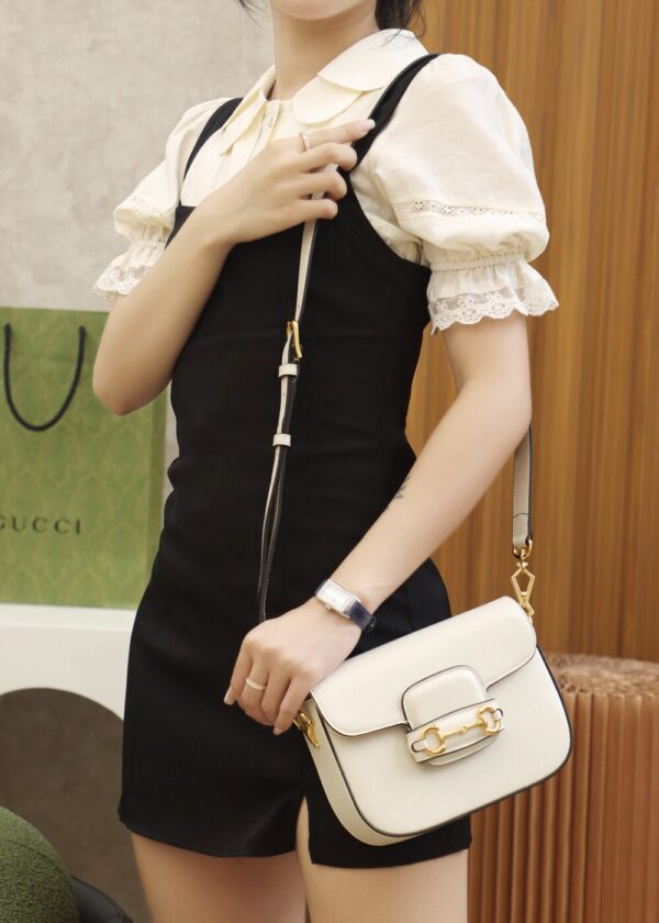 God Factory Gucci 𝐇𝐨𝐫𝐬𝐞𝐛𝐢𝐭 𝟭𝟵𝟱𝟱 𝐌𝐢𝐧𝐢 White 658574 Size 20.6*14.4*5.1cm
