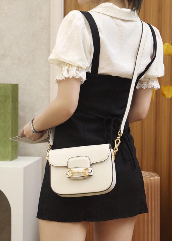 God Factory Gucci 𝐇𝐨𝐫𝐬𝐞𝐛𝐢𝐭 𝟭𝟵𝟱𝟱 𝐌𝐢𝐧𝐢 White 658574 Size 20.6*14.4*5.1cm