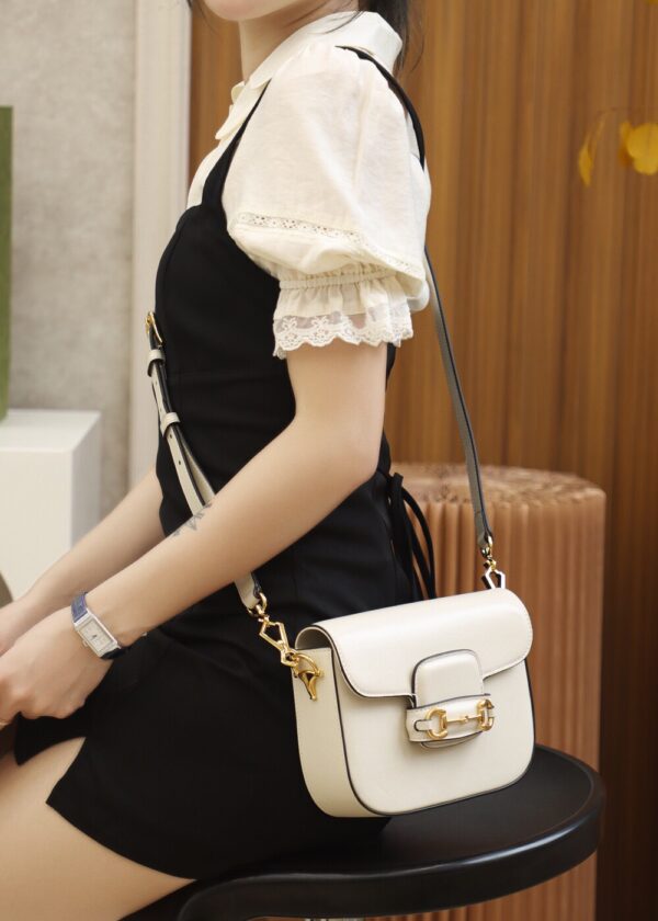 God Factory Gucci 𝐇𝐨𝐫𝐬𝐞𝐛𝐢𝐭 𝟭𝟵𝟱𝟱 𝐌𝐢𝐧𝐢 White 658574 Size 20.6*14.4*5.1cm