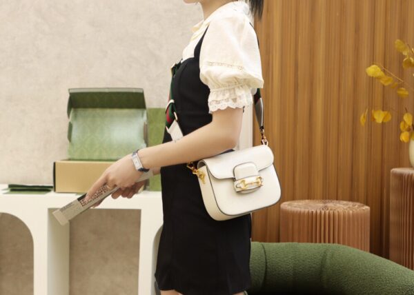 God Factory Gucci 𝐇𝐨𝐫𝐬𝐞𝐛𝐢𝐭 𝟭𝟵𝟱𝟱 𝐌𝐢𝐧𝐢 White 658574 Size 20.6*14.4*5.1cm