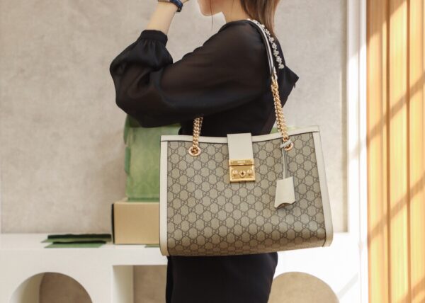 God Factory Gucci 𝐏𝐚𝐝𝐥𝐨𝐜𝐤 White / Medium 479197 Size 35*23.5*14𝐜𝐦