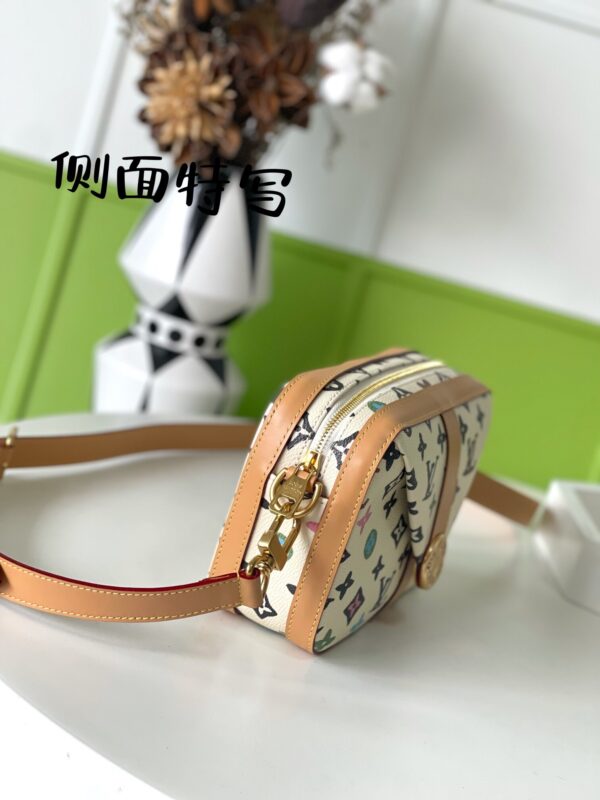 God Factory Louis Vuitton M24820 Size 23.5*15.5*8.5cm